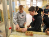 Dans l'atelier de maçonnerie, chacun peut essayer de poser une brique sous les conseils avisés de nos élèves