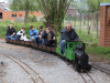Les élèves en visite tractés par la locomotive construite en 2000 par nos élèves